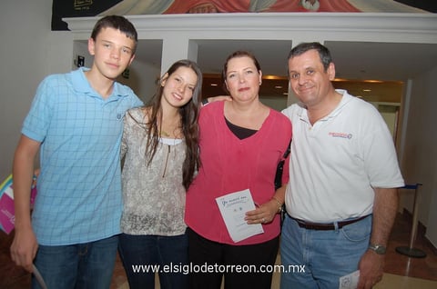 28062012 JUAN CARLOS,  Samantha, Laura y Juan Carlos.