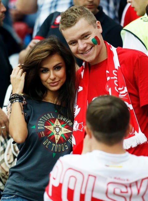 Natalia Siwiec tuvo tiempo de tomarse algunas fotografías con aficionados polacos. (EFE)