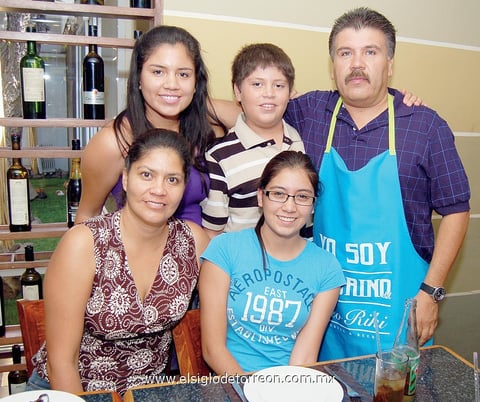 29062012 CLAUDIA,  Jesús Jr., Jesús, Jocelyne y Nayelli.