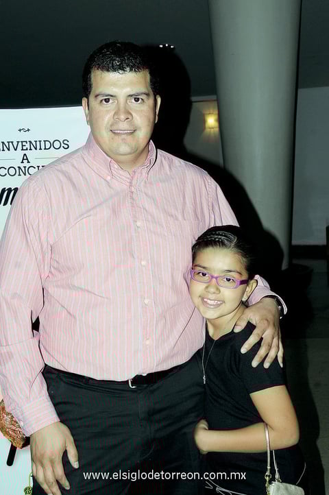 29062012 GENARO  Guillén Mendoza y su hija Isabela Guillén Torres.