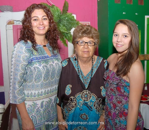 30062012 NINFA  Villarreal acompañada de Laura Saucedo y Gaby Prieto el día de su cumpleaños.