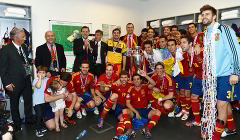 El príncipe  Felipe y el presidente de España, Mariano Rajoy felicitaron a la selección tras su triunfo.
