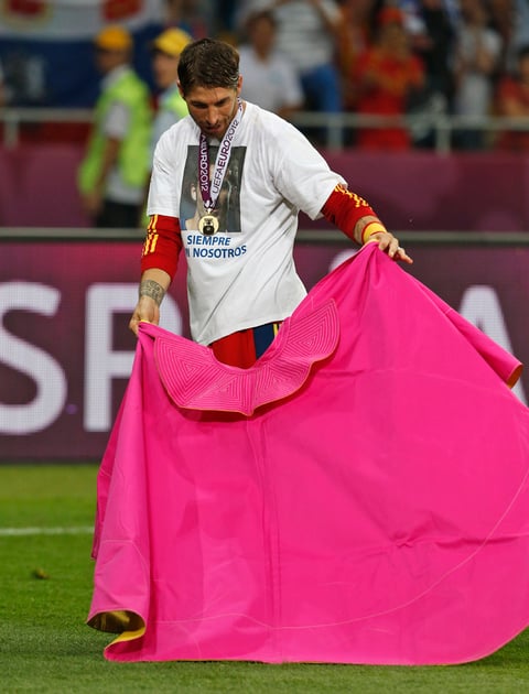 Al terminar el encuentro, Sergio Ramos tomó un capote y celebró como un matador el triunfo de la “Furia Roja”.