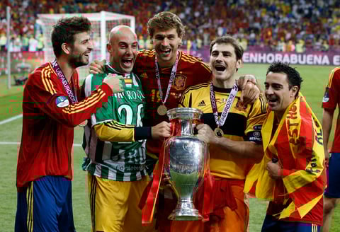 Los jugadores españoles festejaron en la cancha con el trofeo en las manos.