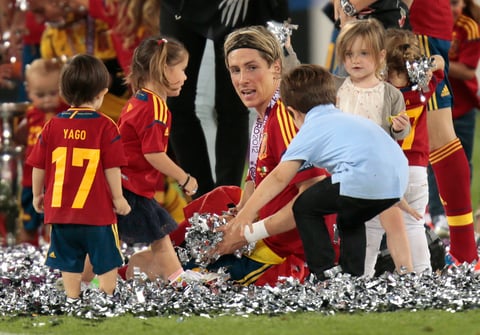 Niños ingresaron a la cancha durante el festejo.