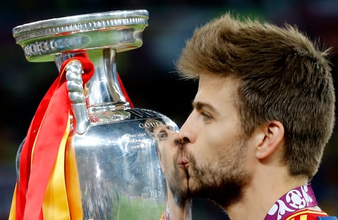 Gerard Pique portó emocionado el trofeo.