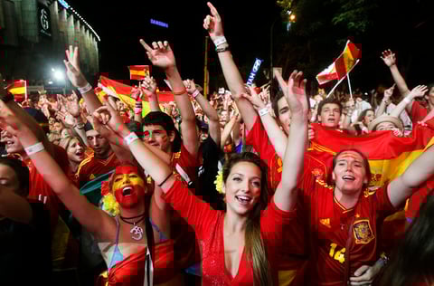 Seguidores españoles celebraron el trinfo de su selección en la Eurocopa.