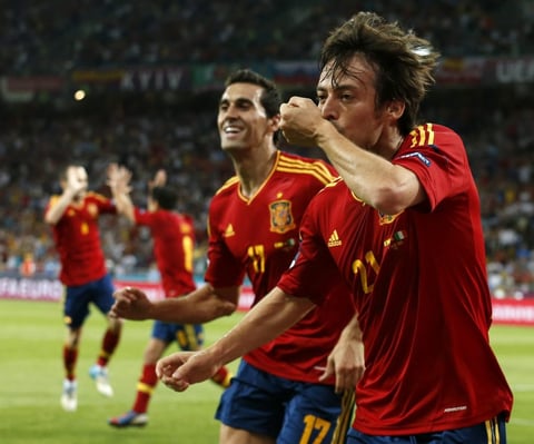 El dominio le rindió frutos al conjunto ibérico que se adelantó en el marcador 1-0, al minuto 14, cuando en una buena jugada de conjunto Andrés Iniesta filtró pase para Cesc Fábregas, quien centró para la llegada de David Silva, quien de cabeza guardó la pelota en el fondo del del arco de Buffon.