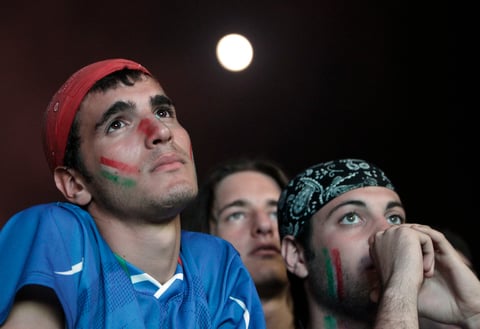 Aficionados italianos observaron con angustia el partido.