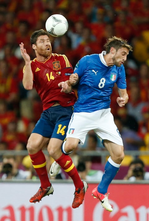 En el primer tiempo los españoles marcaron diferencias con los goles de David Silva al minuto 14 y Jordi Alba, al 41 y en la segunda parte con Italia en inferioridad numérica, la Furia Roja estiró la ventaja con Fernando Torres al 84 y Juan Mata al 88.