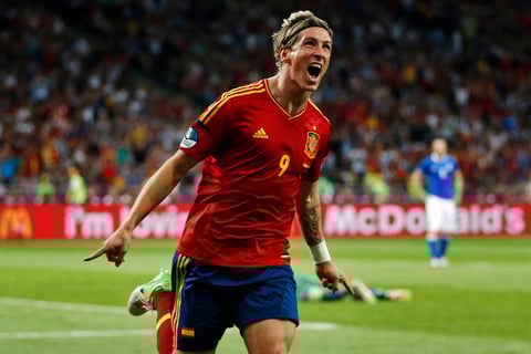 Fernando Torres, delantero de la selección española, batió dos récord: fue el primer jugador de la historia en marcar en dos finales de la Eurocopa y se convirtió en el futbolista español que más tantos ha anotado en las fases finales del torneo, con cinco dianas.