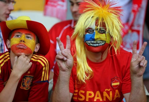 Afición de la Furia Roja lució sus disfraces en el estadio.