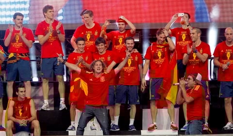 El cantante David Bisbal interpretó una canción junto a los jugadores de la selección española. (EFE)