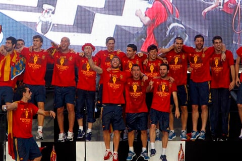 Al llegar a Cibeles, los jugadores se subieron a un enorme escenario. (EFE)