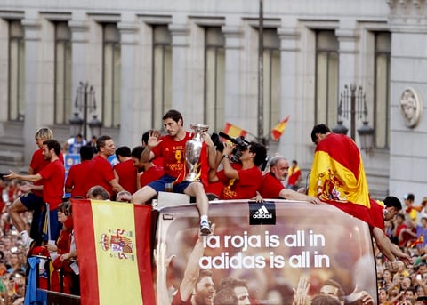 Los jugadores de la selección española se acercaban a la Plaza de Cibeles. (EFE)