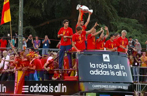 Todo era alegría para los españoles el día de hoy, sumaron su tercer campeonato de los últimos tres posibles a nivel selección. (EFE)