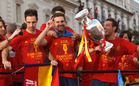 Juan Mata levanta la copa durante el recorrido por la ciudad de Madrid. (EFE)
