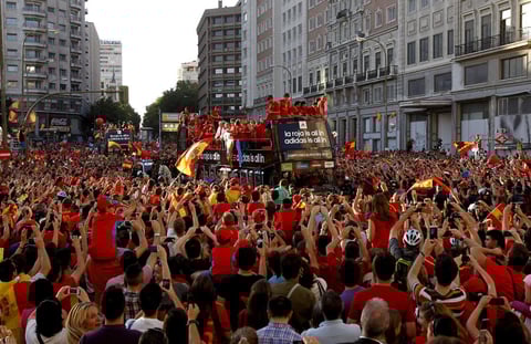 Miles de personas se dieron cita en Madrid para las celebraciones por el bicampeonato de la Eurocopa. (EFE)
