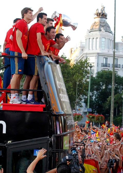 Fernando Llorente, Sergio Busquets, Xavi Hernández, Gerard Piqué y Pedro Rodríguez  llegaban con la Eurocopa en las manos a la Plaza de Cibeles. (EFE)