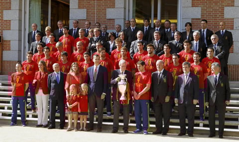 Para iniciar los festejos la selección de España fue recibida por el rey Juan Carlos, acompañado por los príncipes de Asturias y sus hijas. (EFE)