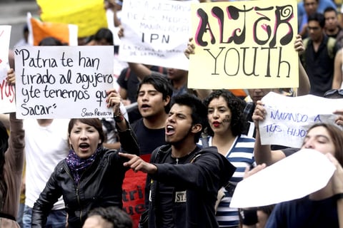 “Prefiero morir de pie que vivir arrodillado ante Peña Nieto” y “Se ve, se siente, Enrique es delincuente”, eran otras de las leyendas alzaban los jóvenes en pancartas.