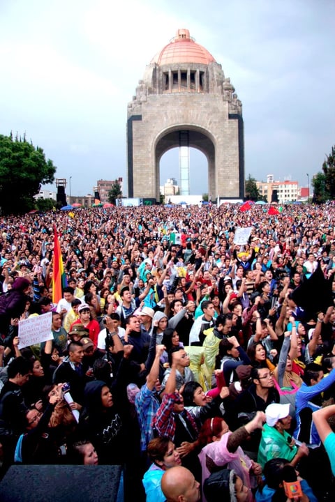 Decenas de miles de jóvenes del movimiento Yo soy 132 marcharon en la capital mexicana para protestar por lo que consideran un “gran número de anomalías, delitos electorales y hechos violentos” registrados en los comicios.