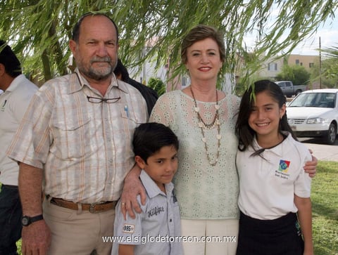02072012 JOSÃ© LUIS  y Susy junto a sus abuelos.