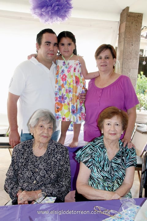 02072012 LA LINDA  Romina el dÃ­a de su cumpleaÃ±os acompaÃ±ada de su papÃ¡ Pepe y sus abuelitas.