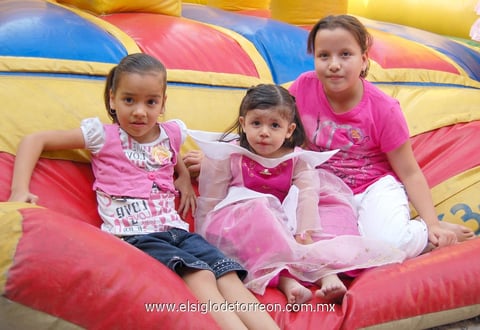 02072012 RENATA  y Astrid junto a Ivanna Contreras Villalobos, quien fue festejada en su segundo cumpleaÃ±os.
