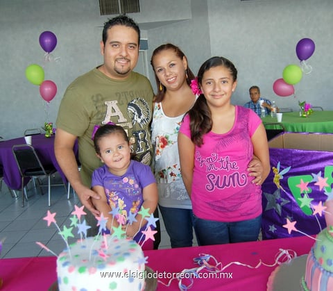 02072012 FERNANDA  y Emilia disfrutaron de divertida fiesta por sus respectivos cumpleaÃ±os; las acompaÃ±an sus papÃ¡s Fernando y Brenda Carrillo.
