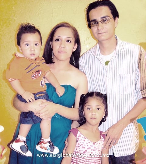 03072012 NATHAN EMMANUEL  Jaritas RamÃ­rez festejÃ³ sus dos aÃ±itos de edad junto a sus papÃ¡s Logan Emmanuel Jaritas, Liliana RocÃ­o RamÃ­rez y su hermanita Shecid Azeneth Jaritas.