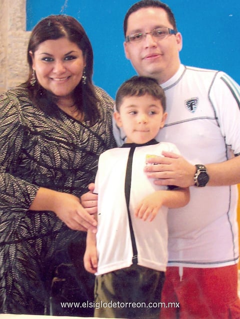 03072012 GABRIELA  Olivas Carrillo y HÃ©ctor A. LÃ³pez VillicaÃ±a festejando los tres aÃ±os de su pequeÃ±o HÃ©ctor Fernando.