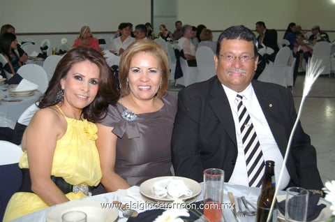 03072012 BEATRIZ  LeaÃ±os de Aguilera, VerÃ³nicaGutiÃ©rrez de BaÃ±uelos y Gerardo BaÃ±uelos.