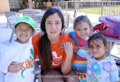 05072012 VICTORIA , Allison, Isabela y Zara.
