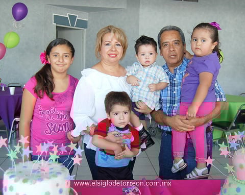 05072012 FERNANDO  y Blanca acompaÃ±ados de sus nietos.