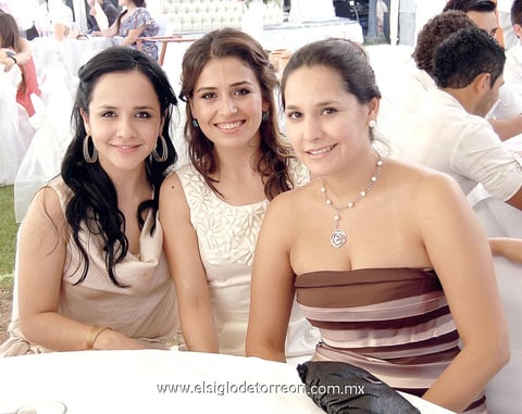 01072012 VIOLETA  Parra, AnahÃ­s MartÃ­nez y Valeria Quiroga.