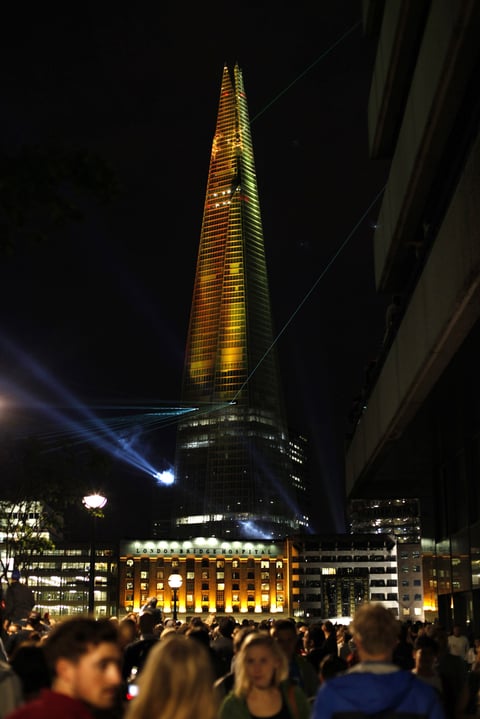 Un espectáculo de luz y música marcó anoche la apertura del edificio, desde el que se proyectaron luces láser de distintos colores, que podían ser vistas desde distintos puntos de la ciudad.