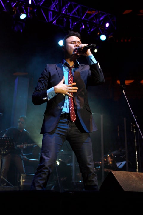 Los hermanos advirtieron a la audiencia que buscarían a la chica “más romántica de la noche” que disfrutara y cantara más sus canciones para al final del concierto entregarle un obsequio.