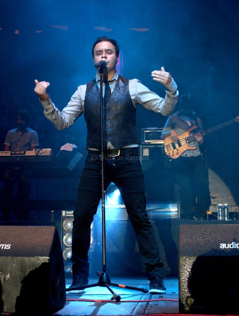 Acompañados de cuatro músicos, los hermanos siguieron la noche con “Amor Amor”.