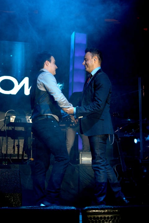 Con dos horas y media de retraso, José Luis y Raúl Ortega salieron de ambos lados del escenario, y tras darse un abrazo arrancaron su recorrido musical con el tema “Te Prefiero a Ti”.