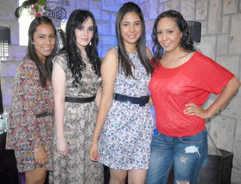 08072012 GABY  Estrello SÃ¡enz (segunda de izquierda aderecha) en su festejo prenupcial junto a Marlen, Esperanza y Patricia.