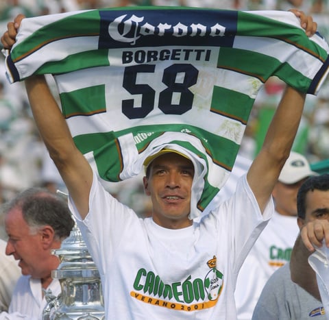 El mejor mexicano colocado en el ranking y aunque ya en el retiro es Jared Borgetti, que sumó 59 goles para ubicarse en la posición número 26. (Jam Media)