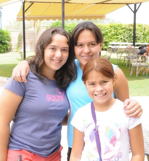 11072012 DANIELA  Urteaga, Valeria López y Camila Ramírez.
