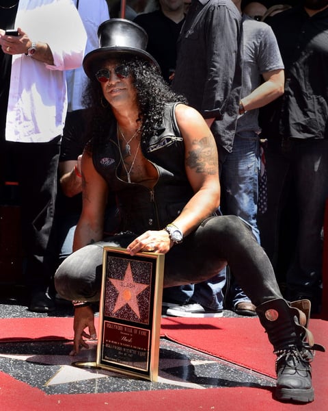 Slash, quien se convirtió así en la estrella numero 2473 en ser entregada en esta afamada acera, ofreció al término del evento un concierto acústico con su guitarra en el Hard Rock Café, muy cerca de donde quedo inmortalizado su nombre.