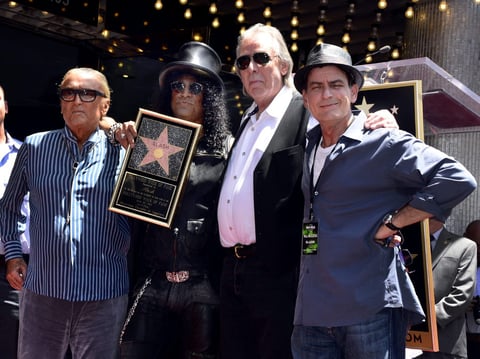 Slash fue acompañado por el actor Charlie Sheen y el productor cinematográfico Robert Evans en la ceremonia de debelación de su estrella.