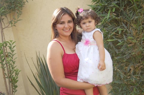 13072012 MARIELA  y su pequeña Nicole.