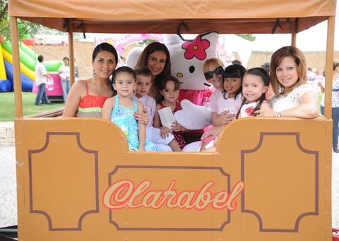 Claudia, Camila, Ratuel, Astrid, Anya, Karine,Mae, Gloria y Mía.