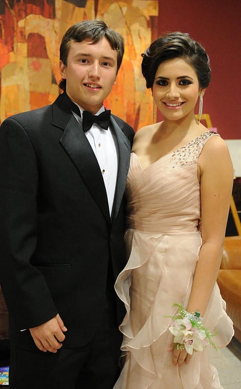 José Daniel García y Arlette Zarzar Lee, quien fue coronada princesa.