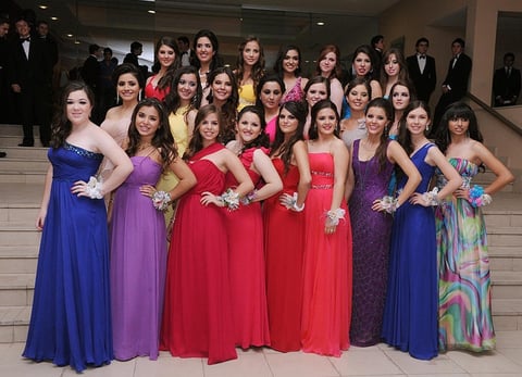 Señoritas participantes en el baile de debutantes del Club Campestre Torreón, realizado el primero de junio en el casino del club.