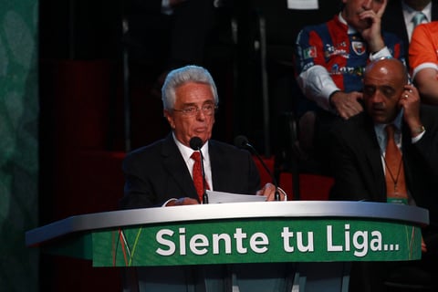 El presidente de la Federación Mexicana de Futbol, Justino Compeán, expresó a los aficionados que “les tenemos que cumplir” y luego vio a su alrededor para decir que “todos los presentes debemos comprometernos a trabajar unidos”. (Jam Media)